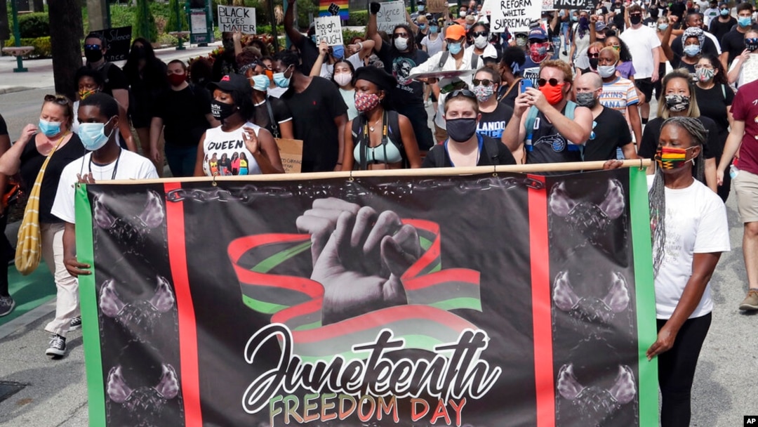 Abari mu birori muri Orlando, Florida, bibuka Juneteenth, kw'itariki ya 19/06/2020.