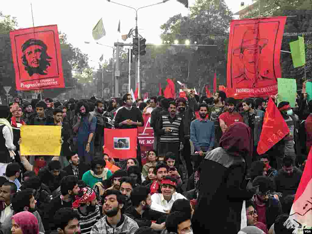 پاکستان کے دارالحکومت اسلام آباد، لاہور اور کراچی سمیت ملک کے مختلف شہروں میں طلبہ یونین کی بحالی کے لیے طلبہ نے جمعے کو &#39;یکجہتی مارچ&#39; کیا۔ 