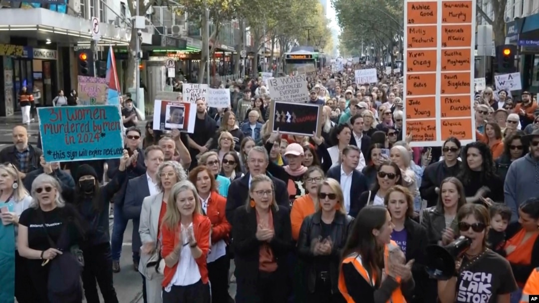 Aksi unjuk rasa menentang kekerasan berbasis gender, di Melbourne, Australia, Minggu, 28 April 2024. (AUBC via AP)