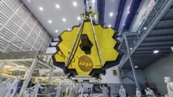 En esta fotografía de 2017 difundida por la NASA, varios técnicos elevan el espejo ensamblado del Telescopio Espacial James Webb.