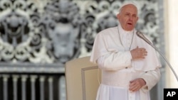 El papa Francisco durante la audiencia general de los miércoles, el 8 de mayo de 2019, en la Plaza de San Pedro, en el Vaticano.