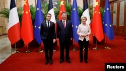 Си Цзиньпин, Эммануэль Макрон и Урсула фон де Ляйен на рабочей сессии в Пекине, Китай, 6 апреля 2023 года.