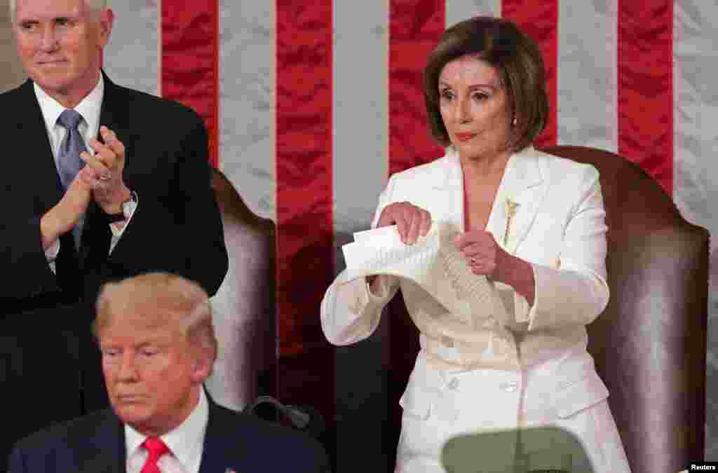 Speaker of the House Nancy Pelosi (D-CA) rips up a copy of U.S. President Donald Trump&#39;s speech after his State of the Union address to a joint session of the Congress in the House Chamber of the U.S. Capitol in Washington, Feb. 4, 2020.