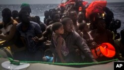 Para migran menunggu diselamatkan oleh pekerja kemanusiaan dari LSM Spanyol Proactiva Open Arms di Laut Tengah, sekitar 15 mil arah utara Sabratha, Libya, 25 Juli , 2017.