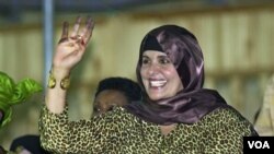 Safiya Gaddafi, isteri Moammar Gaddafi (foto: dok.), bersama dua putera dan satu puterinya menyeberang ke Aljazair dari Libya (29/8).