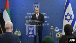 Menlu Israel Yair Lapid menyampaikan pidato saat peresmian Kedutaan Besar Israel di Abu Dhabi, UEA, 29 Juni 2021. (Foto: Shlomi AMSALEM / GPO / AFP)