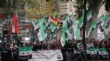 مخالفان دولت بشار اسد همزمان با برگزاری کنفرانس صلح سوریه در وین راهپیمایی کردند.