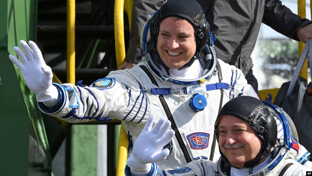 Astronot AS Jack Fischer, atas, dan kosmonot Rusia, Fyodor Yurchikhin, anggota kru misi ke Stasiun Antariksa Internasional, melambaikan tangan sebelum peluncuran dari kosmodrom Baikonur yang disewa pemerintah Rusia, di Kazakhstan, 20 April 2017. 