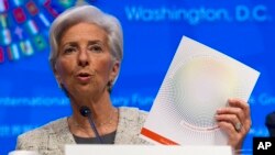 La directrice du Fonds monétaire international, Christine Lagarde, à une conférence de presse lors des réunions de printemps de la Banque mondiale/FMI, le 14 avril 2016, au siège du FMI à Washington. (AP Photo / Jose Luis Magana)