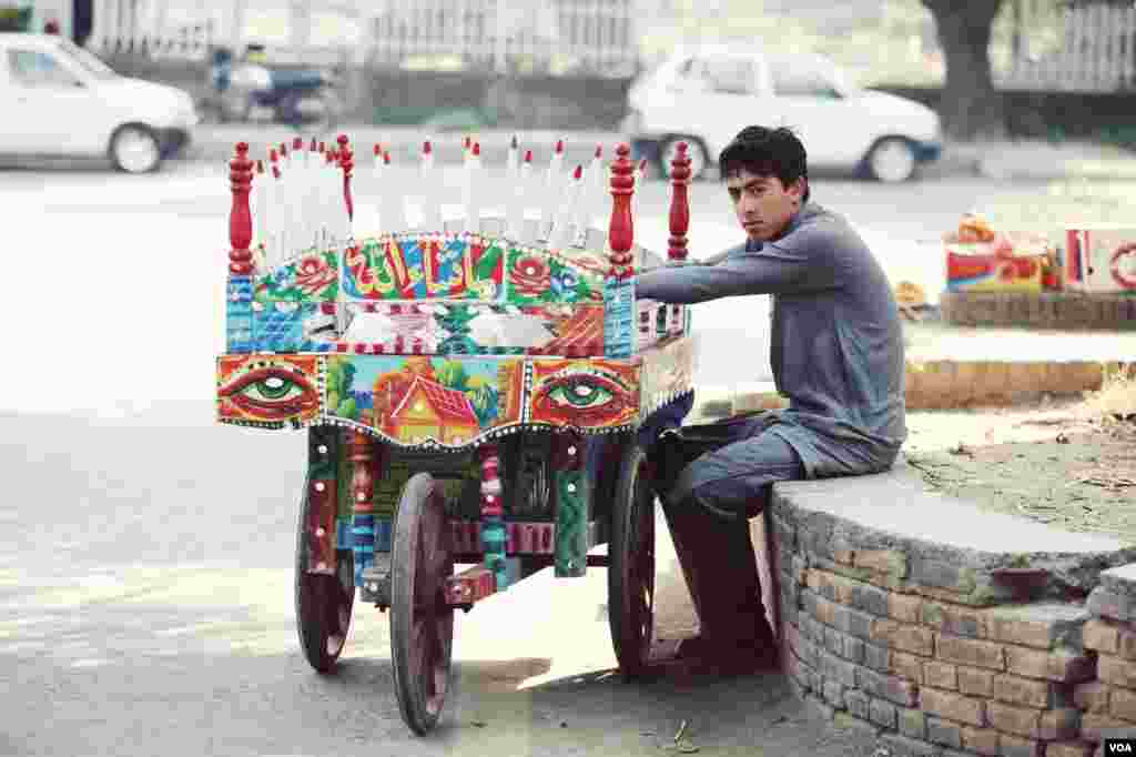 قلفی فروخت کرنے والا ایک نوجوان گاہک کے انتظار میں۔