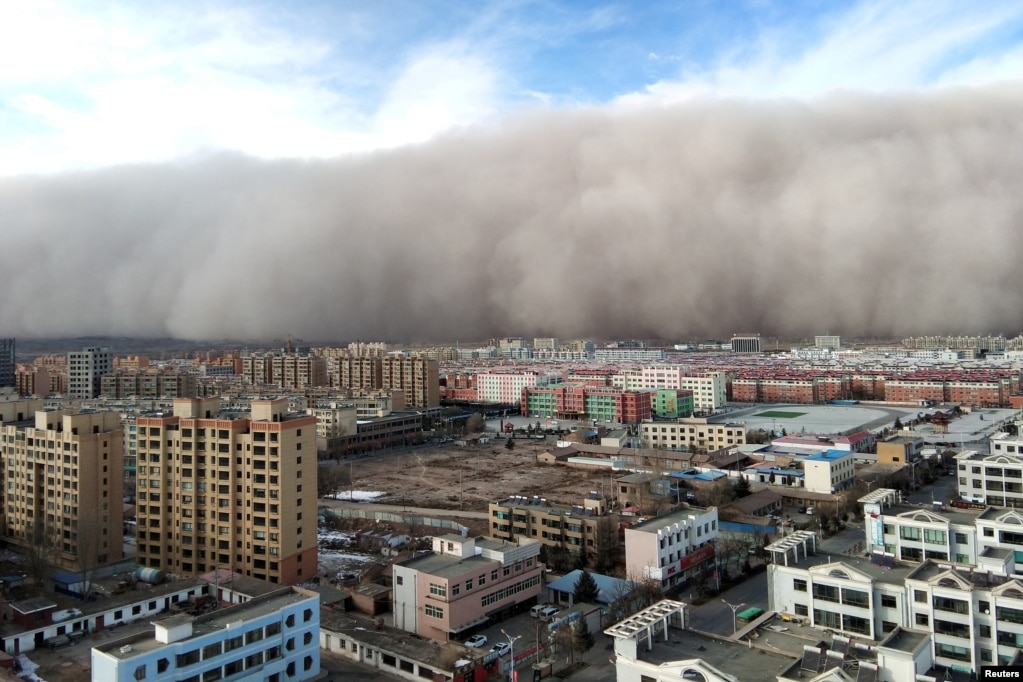 중국 간쑤성 장예에서 모래폭풍이 휘몰아치고 있다.