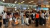 Los pasajeros formaron largas colas en el aeropuerto de Singapur debido a una importante interrupción del servicio informático en Singapur el 19 de julio de 2024. (Foto de Roslan RAHMAN / AFP)