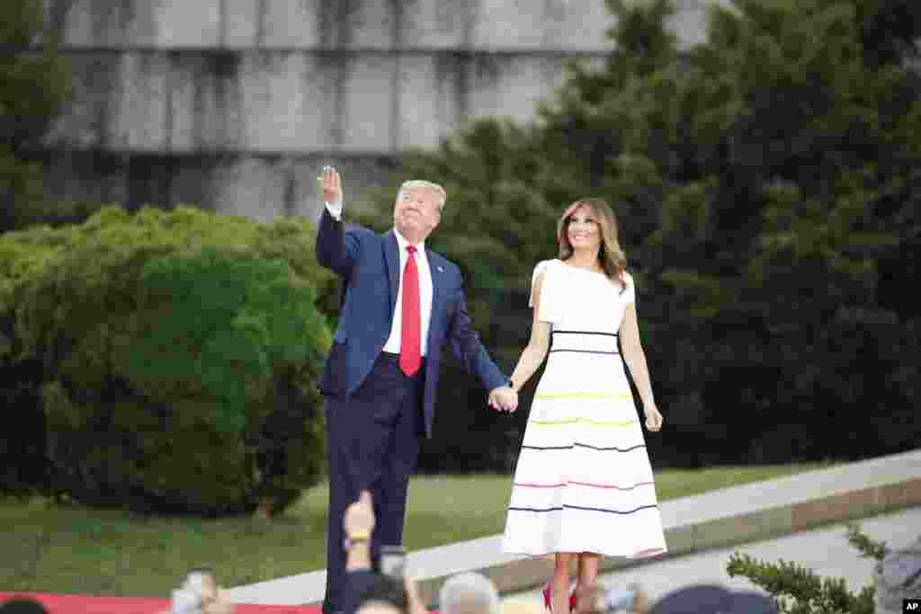 Presiden AS Donald Trump dan Ibu Negara Melania Trump tiba untuk perayaan Hari Kemerdekaan di depan monumen Lincoln Memorial, Kamis, 4 Juli 2019. (Foto: AP)