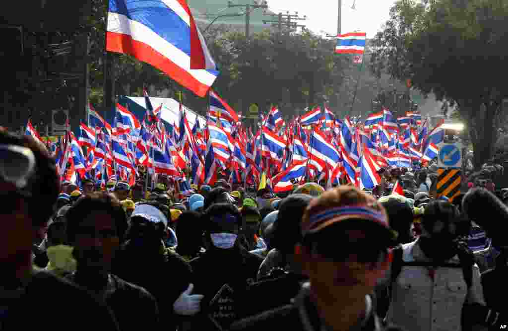 Anti-government protesters march outside Government House in Bangkok, Dec. 9, 2013. 