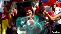 Người ủng hộ ăn mừng ông Chavez về nước tại Caracas.