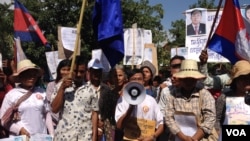 Hundreds of housing rights protesters and evictees clashed with security forces outside Phnom Penh on Monday, leaving at least nine people with minor injuries.