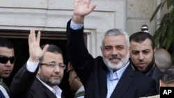 埃及總理甘迪勒(左)星期五在加沙訪問﹐爭取在以巴之間實現停火