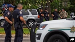 2016年7月17日,路易斯安那州巴吞魯日市警察遭槍擊後，執法人員設置了一道路障.