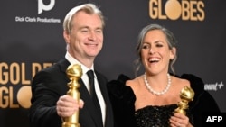 "ოპენჰაიმერის" რეჟისორი კრისტოფერ ნოლანი მეუღლესთან, ფილმის პროდიუსერ ემა ტომასთან ერთად, "ოქროს გლობუსით" დაჯილდოების შემდეგ. ბევერლი-ჰილსი, აშშ. 7 იანვარი, 2023 წ.