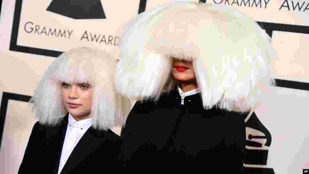 Sia, derecha, y Maddie Ziegler llegan al Staples Center en Los Ángeles, California.