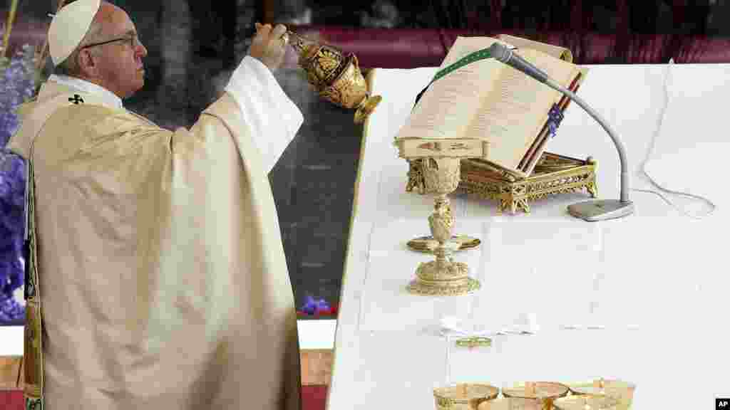 Le pape Francis célèbre la messe de Pâques, sur la place Saint-Pierre, au Vatican, le 16 avril 2017.