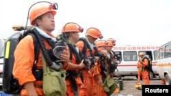 Emergency workers prepare for an attempt to rescue 27 people trapped in a coal mine in east China’s Anhui province Aug. 19, 2014.