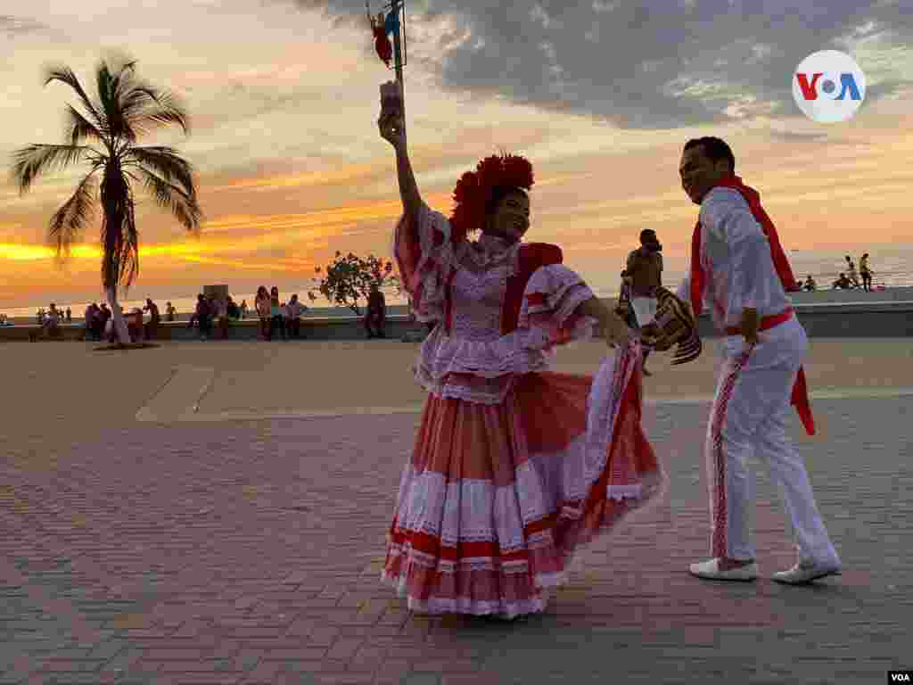 La cumbia cienaguera se baila en el malec&#243;n del municipio caribe&#241;o de Ci&#233;naga, Colombia.