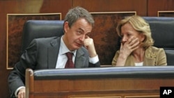 Spain's Prime Minister Jose Luis Rodriguez Zapatero (l) talks to Spain's Economy Minister Elena Salgado during a parliamentary session at Spanish parliament in Madrid, March 9, 2011