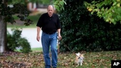 Un diseñador gráfico de 65 años, disfrutando junto a su perro del retiro en Sterling, Virginia.