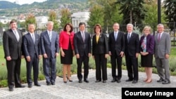 S lijeva na desno: Mathew Palmer (State Department),Donald Lu (Albanija),Greg Delawie (Kosovo) Julieta Valls Noyes, Hrvatska, Hoyt Yee (zamjenik pomoćnika državnog sekretara), Maureen Cormack (BiH), Jess Baily (Makedonija), Kyle Scott (Srbija) Margaret Uyehara (Crna Gora), Brent Hartley (Slovenija)