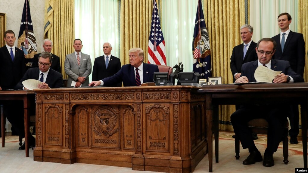 Дональд Трамп, президент Сербии Александр Вучич и премьер-министр Косово Авдулла Хоти