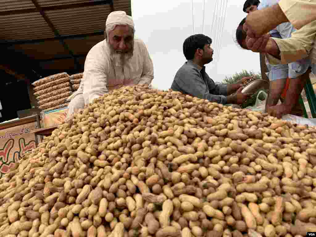 موسم بدلتے ہی ملک بھر میں مونگ پھلی کے ڈھیر نظر آتے ہیں۔ تاہم اٹک کی مونگ پھلی ملک بھر میں اپنے منفرد ذائقے کے باعث مشہور ہے