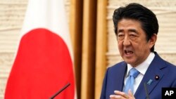 아베 신조 일본 총리가 4일 일본 도쿄 총리 관저에서 기자회견을 열었다. 