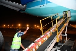 Paket-paket bantuan kemanusiaan untuk rakyat Afghanistan dimuat ke dalam pesawat di Bandara Soekarno-Hatta, 9 Januari 2022. (Foto: Kementerian Luar Negeri RI)