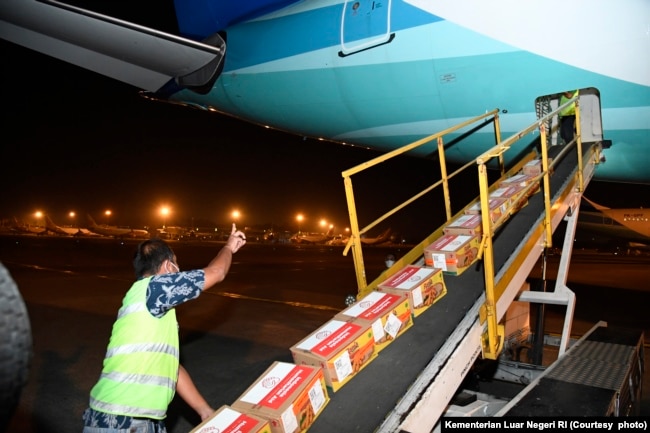 Paket-paket bantuan kemanusiaan untuk rakyat Afghanistan dimuat ke dalam pesawat di Bandara Soekarno-Hatta, 9 Januari 2022. (Foto: Kementerian Luar Negeri RI)