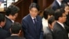 آقای آبه ۶۳ ساله است و از سال ۲۰۰۶ متناوب به نخست وزیری ژاپن رسیده است. 