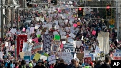 妇女们在华盛顿参加反川普大游行