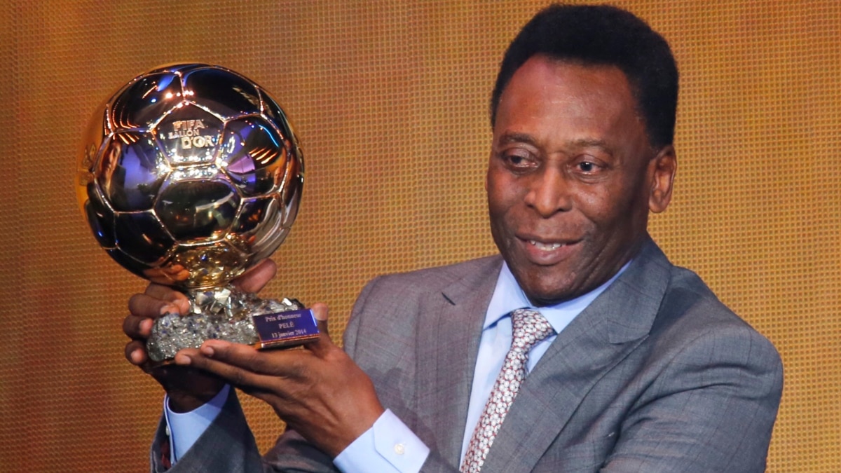 Enchères: une réplique d'une Coupe de monde de Pelé vendue 500.000
