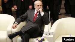 ທ່ານ Ben Bernanke ຫົວໜ້າ​ທະນາຄານ​ກາງ​ສະຫະລັດ ກ່ອນເຂົ້າຮ່ວມ ກອງປະຊຸມປະຈໍາປີ ຂອງກກອງທຶນສາກົນ ກັບ ທະນາຄານໂລກ ທີ່ໂຕກຽວ, ວັນທີ 13 ຕຸລາ 2012.