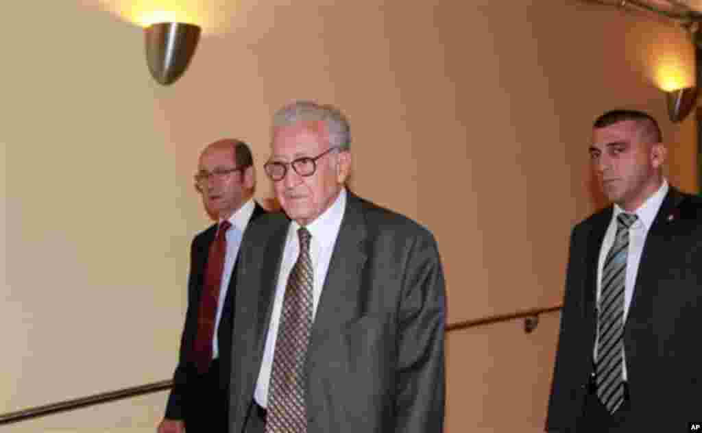 L'émisaire spécial ONU-Ligue arabe pour la Syrie, Lakhdar Brahimi, arrivant à des consultations à huis-clos au Conseil de sécurité de l'ONU, à New York