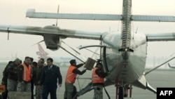 Čileanski vojnici utovaruju zalihe u avion uoči leta za arhipelag Huan Fernandez