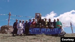 蒙古人学生家长在抗议教育部门以汉语替代蒙语的“双语教学”计划。（照片由SMHRIC提供）