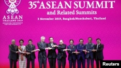 Para pemimpin Perhimpunan Bangsa-Bangsa Asia Tenggara berjabat tangan pada Upacara Pembukaan KTT ASEAN ke-35 di Bangkok, Thailand 3 November 2019. (Foto: dok).