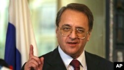 Minis afè Etranje a Larisi a Mikhail Bogdanov, kap pale ak jounalis apre yon rankont li ak Minis Libanè afè Etranje a Gebran Bassil nan Beirut, 5 desanm, 2014. Konsènan Prezidan eli Donald Trump, Msye Bogdanov di repòtè yo nan Larisi jou 17 novanm, 2016 la, "Nou deja kòmanse antre an kontak ak kèk nan moun ki gen pou travay ak nouvo prezidan an."