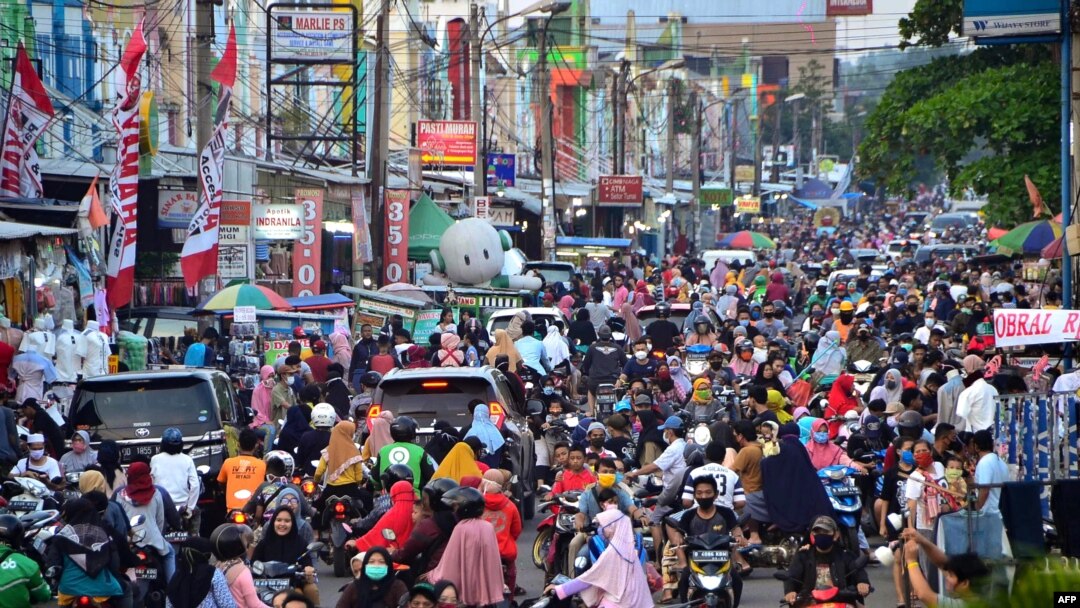 Ratusan warga memadati area perbelanjaan untuk membeli pakaian baru, kebiasaan menjelang Idul Fitri yang menandai berakhirnya bulan suci Ramadan di Bekasi, Jawa Barat, 22 Mei 2020. 