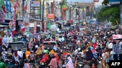 Ratusan warga memadati area perbelanjaan untuk membeli pakaian baru, kebiasaan menjelang Idul Fitri yang menandai berakhirnya bulan suci Ramadan di Bekasi, Jawa Barat, 22 Mei 2020. 