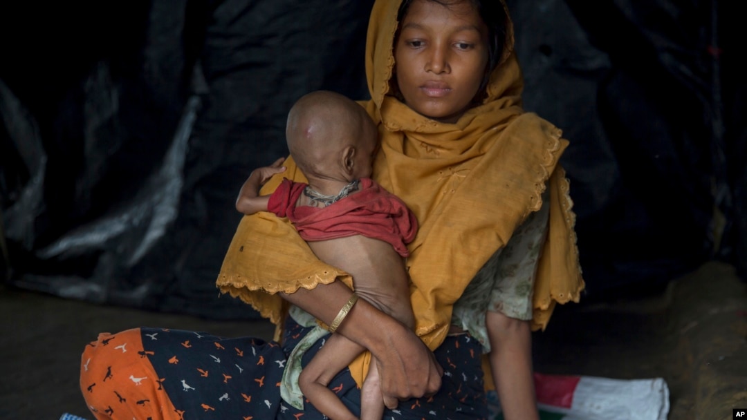 Seorang perempuan Muslim Rohingya menggendong bayinya berusia 10-bulan di kamp pengungsi Thaingkhali, Bangladesh, Sabtu (21/10) lalu. 