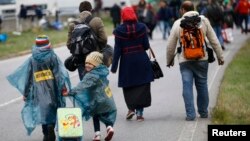 Para pengungsi menyeberangi perbatasan dari Hungaria ke Nickelsdorf, Austria (11/9).