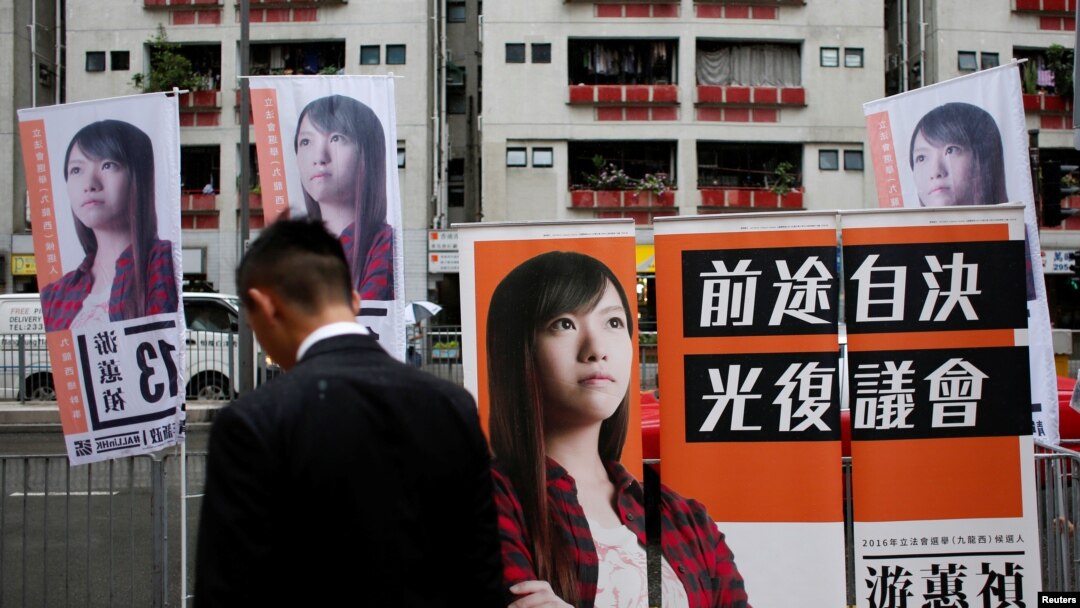 Spanduk kampanye pemilu kandidat Dewan Legislatif Yau Wai-ching, anggota dari kelompok politik Youngspiration, terlihat berada di sebuah jalan di Hong Kong, Cina, 17 Agustus 2016. (REUTERS/Bobby Yip) 