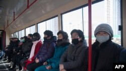지난 26일 북한 평양 궤도열차 탑승객들이 마스크를 착용하고 있다.